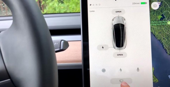 Motivul bizar pentru care o instanță i-a suspendat permisul unui posesor de automobil electric